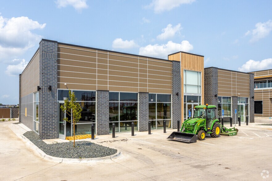 2411 E 1st St, Grimes, IA 50111