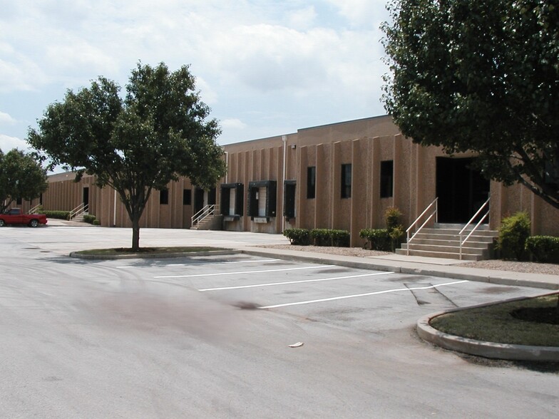 3501 Melcat Dr, Oklahoma City, OK for lease - Building Photo - Image 3 of 7