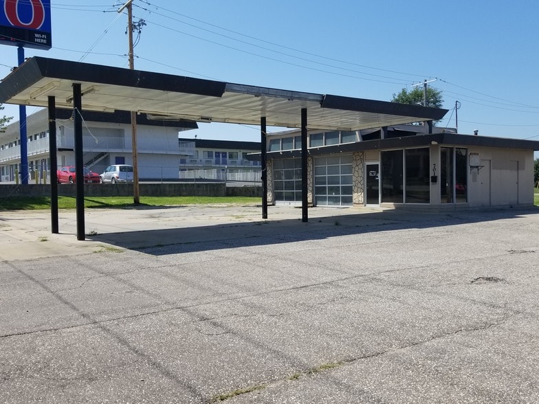 701 SW Fairlawn Rd, Topeka, KS for sale - Building Photo - Image 1 of 1