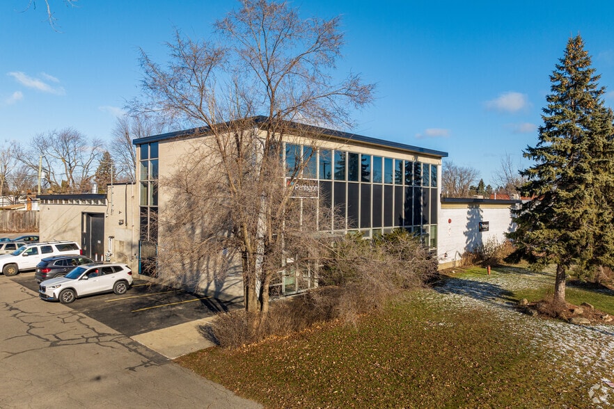 271 Av Labrosse, Pointe-claire, QC for sale - Primary Photo - Image 1 of 4