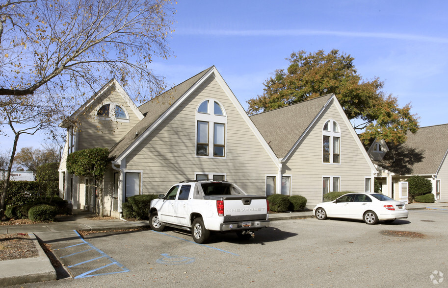 1041 Johnnie Dodds Blvd, Mount Pleasant, SC for lease - Primary Photo - Image 1 of 4