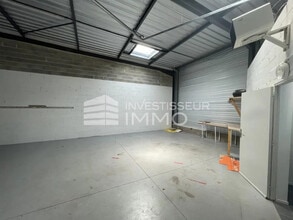 Office in Samoreau for lease Building Photo- Image 1 of 2