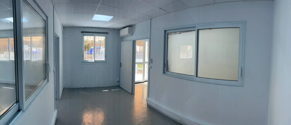 Flex in Saint-Jean-de-Védas for lease - Interior Photo - Image 2 of 6