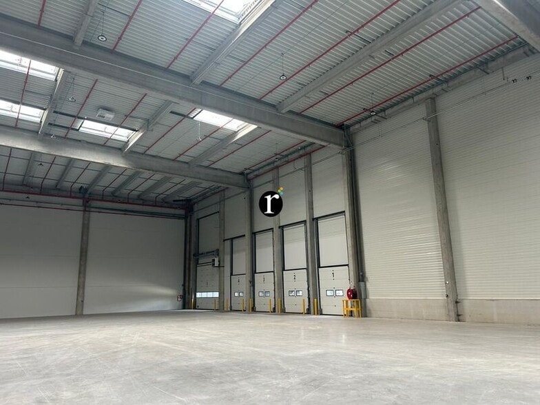 Flex in Seclin for lease - Interior Photo - Image 3 of 3