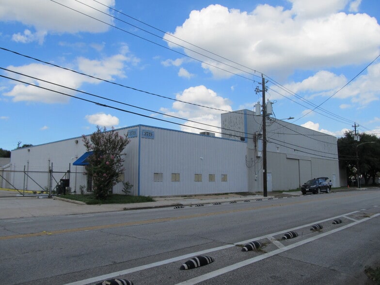 3719 & 3721 LEELAND ST, 3718 BELL STREET portfolio of 3 properties for sale on LoopNet.com - Building Photo - Image 1 of 23