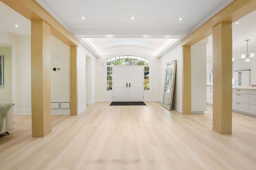 139 Mulcaster St, Barrie, ON for sale - Interior Photo - Image 2 of 7