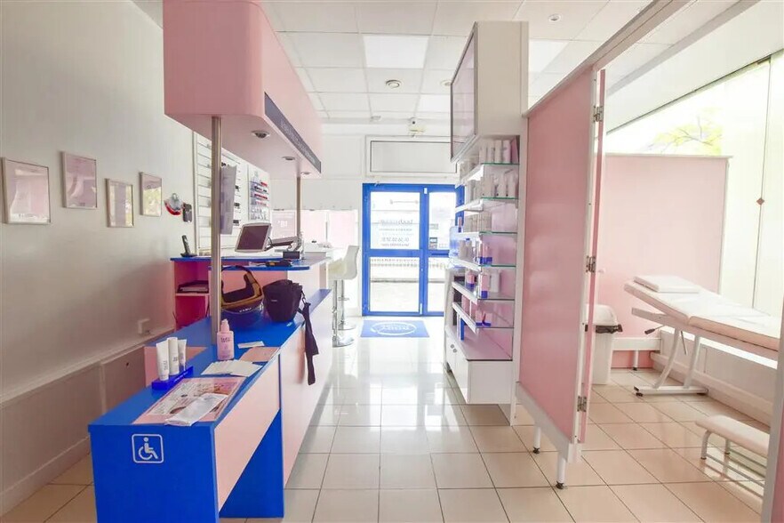 Retail in Colombes for lease - Building Photo - Image 2 of 7