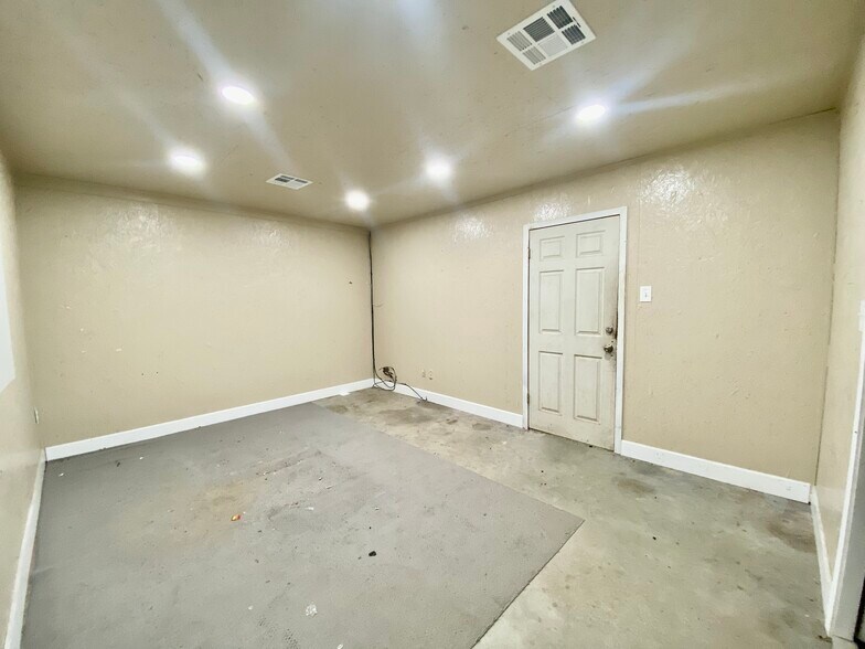 6556-6560 Westwood Blvd, Beaumont, TX for lease - Building Photo - Image 2 of 17
