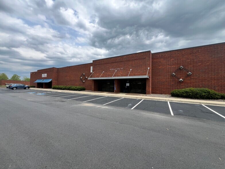 2575 Cobb International Blvd, Kennesaw, GA for lease - Building Photo - Image 2 of 30