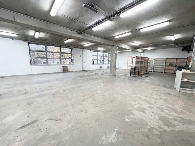 Flex in Paris for lease - Interior Photo - Image 2 of 4