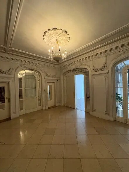 5 Rue Balzac, Paris for lease - Building Photo - Image 3 of 21