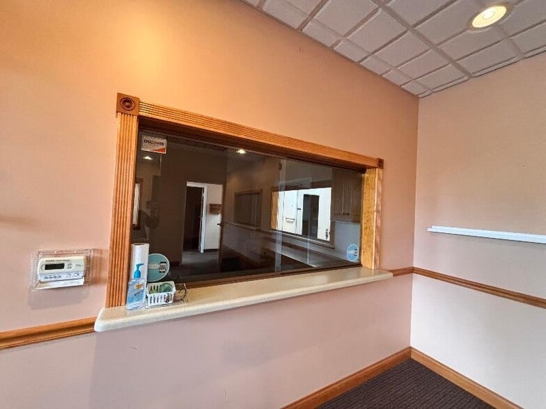 558 Ashmun St, Sault Sainte Marie, MI for sale - Interior Photo - Image 3 of 5