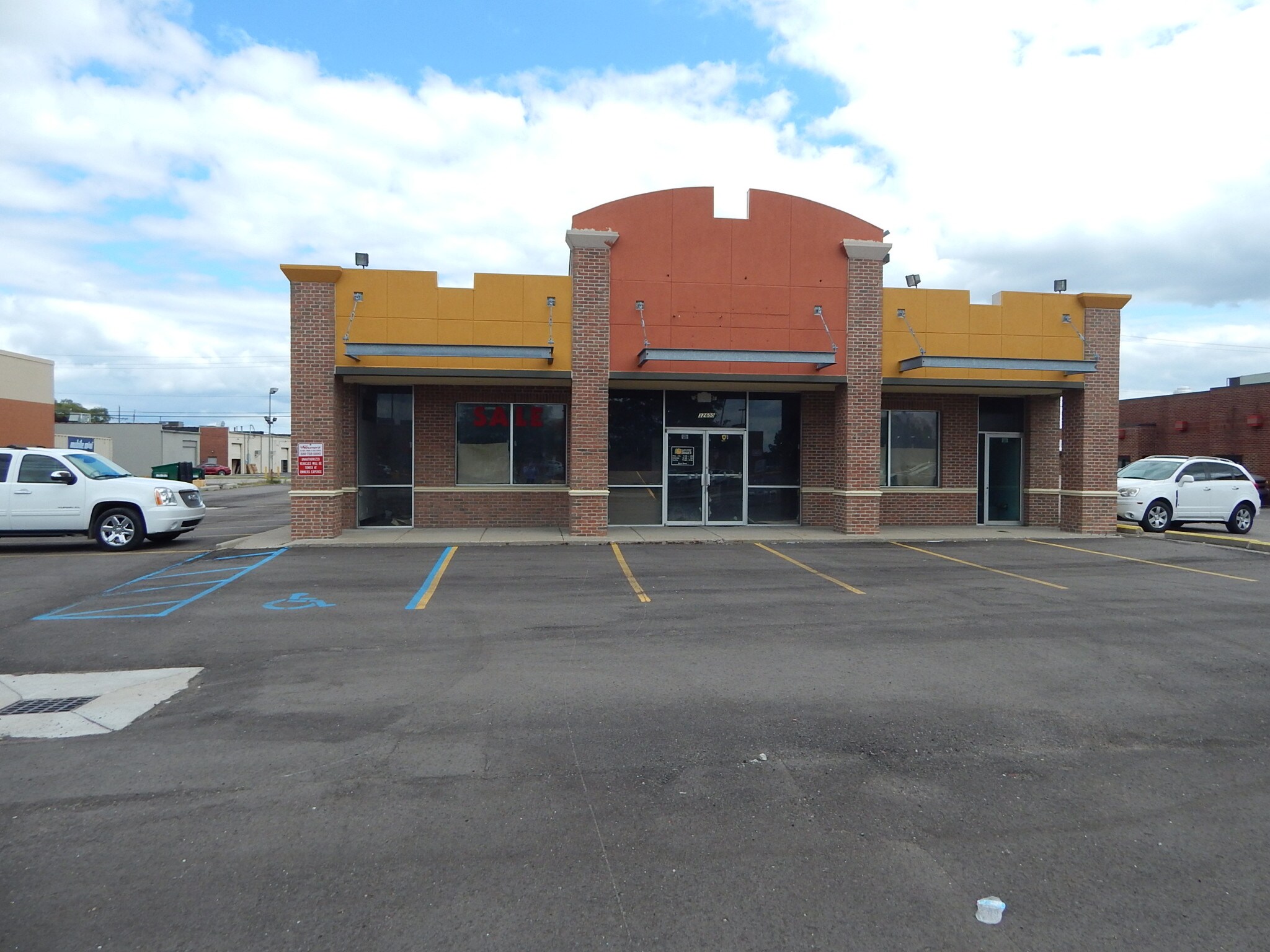 32600 John R Rd, Madison Heights, MI for lease Primary Photo- Image 1 of 12