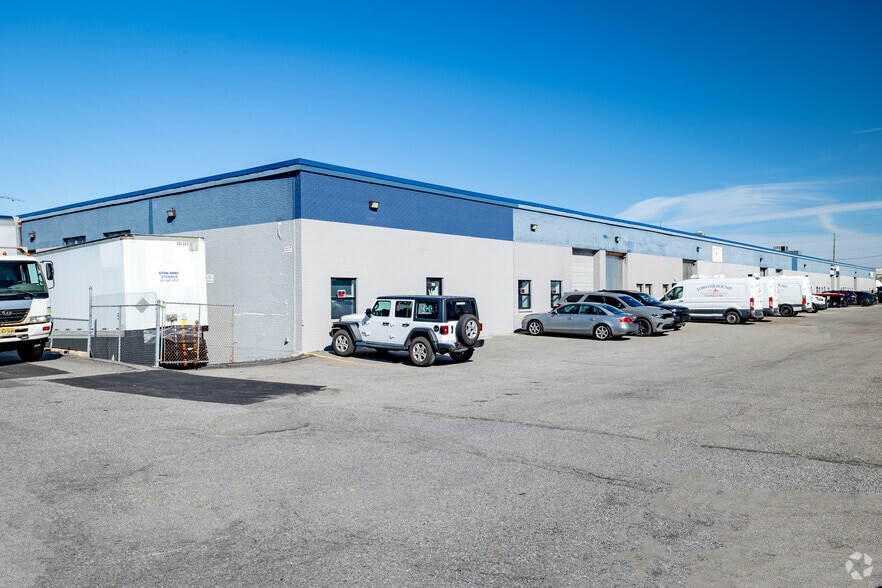 265-285 Robbins Ln, Syosset, NY for sale - Primary Photo - Image 1 of 1