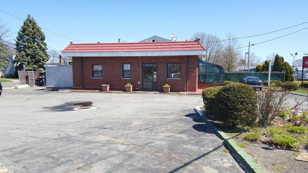 Retail in West Babylon, NY for sale - Primary Photo - Image 1 of 1