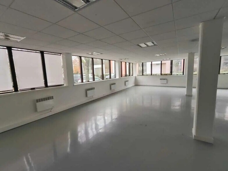 21 Rue Albert Calmette, Jouy-en-Josas for lease - Building Photo - Image 3 of 11