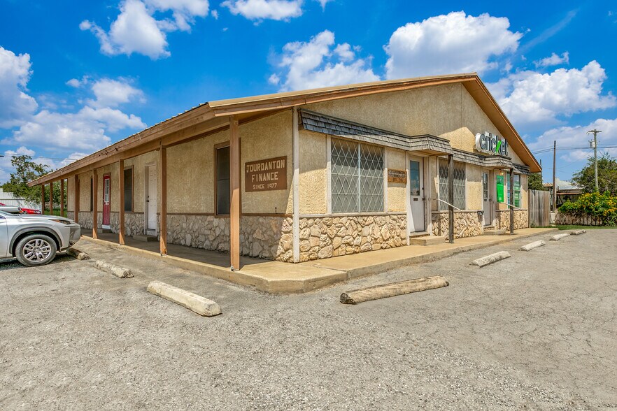 901 Oak St, Jourdanton, TX for sale - Building Photo - Image 3 of 19