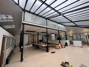 Office in Paris for lease Interior Photo- Image 2 of 4