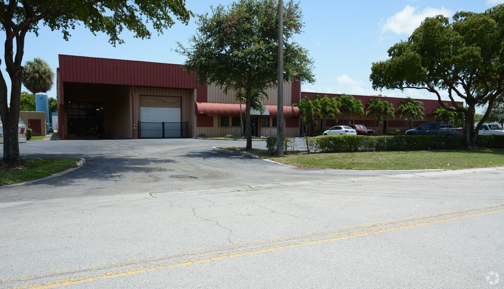 3750 Prospect Ave, Riviera Beach, FL for lease - Primary Photo - Image 1 of 3