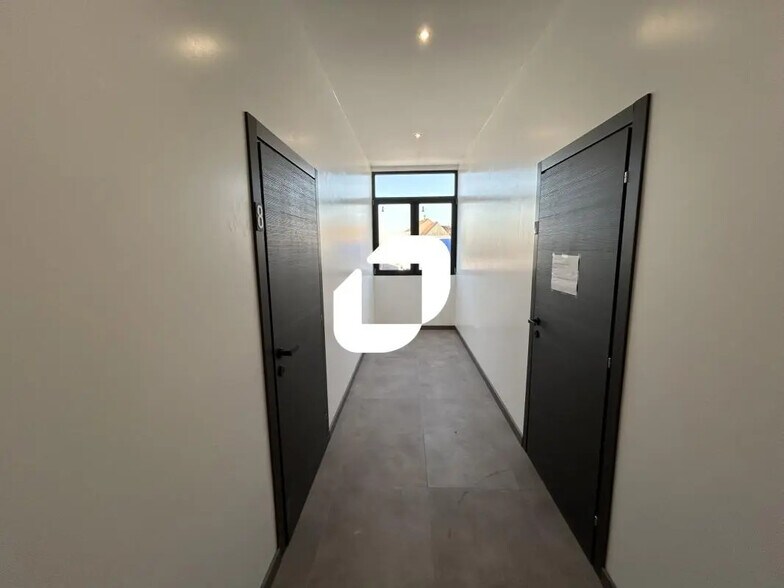 Office in Brie-Comte-Robert for lease - Interior Photo - Image 3 of 4