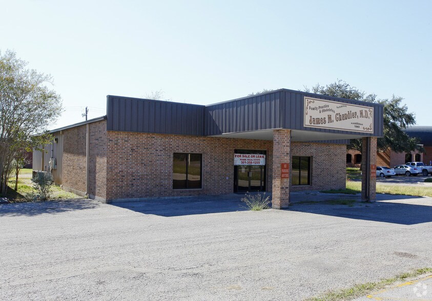 1402 E Houston St, Beeville, TX for sale - Primary Photo - Image 1 of 1