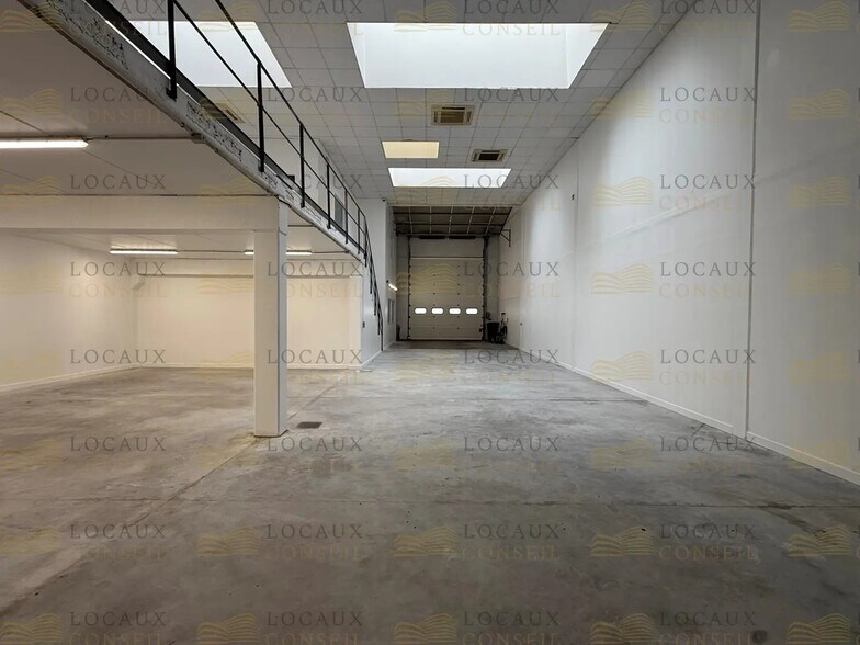 Flex in Ennery for lease - Interior Photo - Image 2 of 13