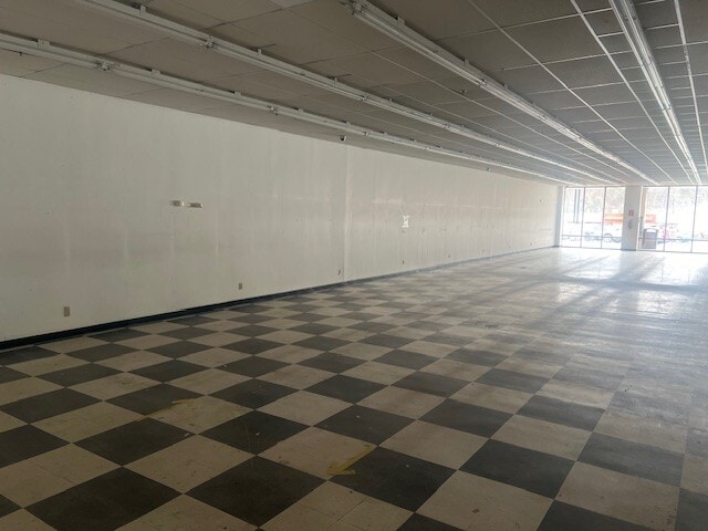 303-309 Crossings Mall, Elkview, WV for lease - Interior Photo - Image 3 of 12