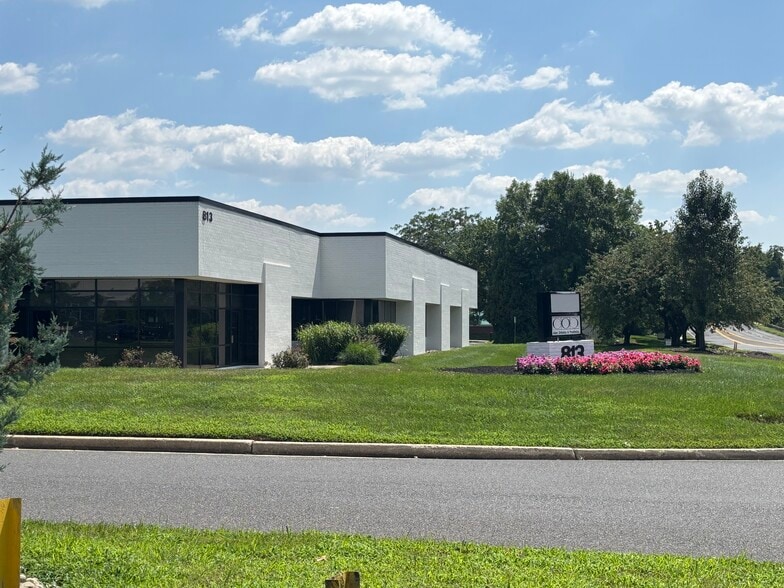 813 East Gate Dr, Mount Laurel, NJ for lease - Building Photo - Image 1 of 15