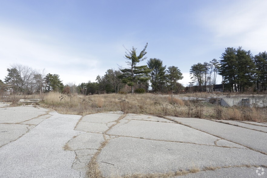 1385 Hooksett Rd, Hooksett, NH 03106