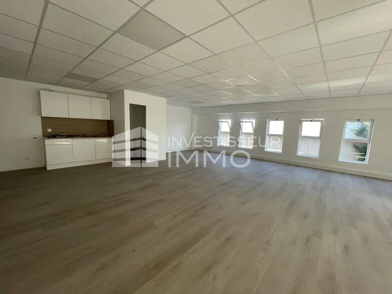 Office in Champigny-sur-Marne for lease - Interior Photo - Image 1 of 8