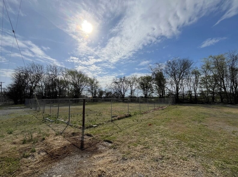 2751 E Marshall St, Charleston, MO for lease - Building Photo - Image 2 of 5