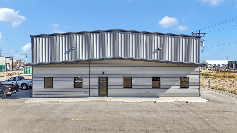 7509 W Industrial Ave, Midland, TX for lease - Building Photo - Image 3 of 22