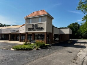 312-326 Peterson Rd, Libertyville, IL for lease Building Photo- Image 1 of 9