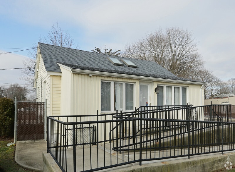 946 Little East Neck Rd, West Babylon, NY for sale - Primary Photo - Image 1 of 1