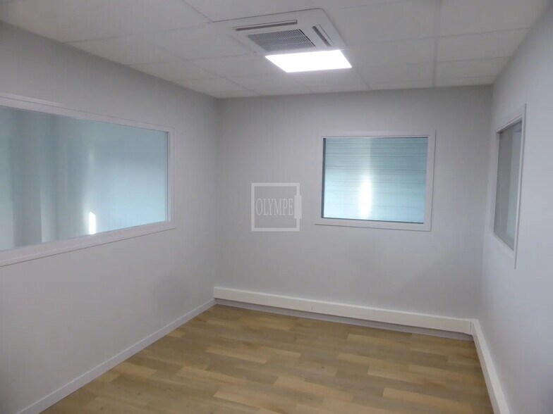 Flex in Carquefou for lease - Interior Photo - Image 3 of 4