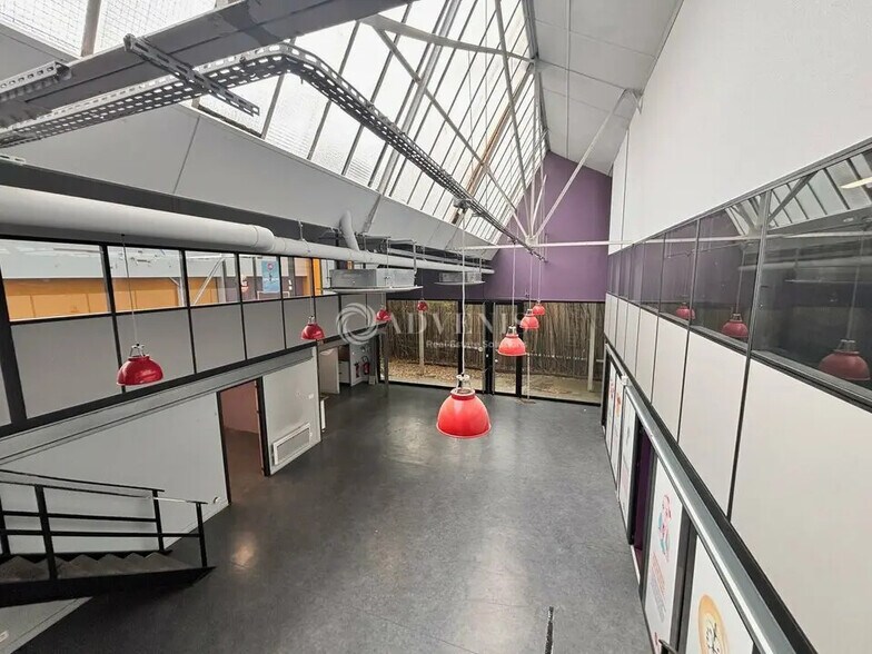 Office in Montreuil for lease - Building Photo - Image 2 of 7