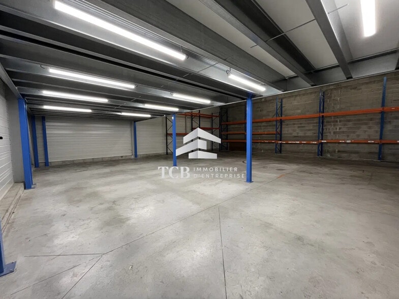 Flex in Bouaye for lease - Interior Photo - Image 3 of 15