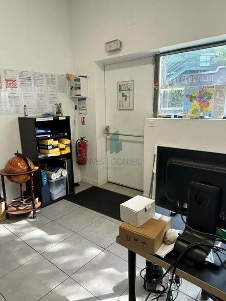 Flex in Taverny for lease - Interior Photo - Image 2 of 6