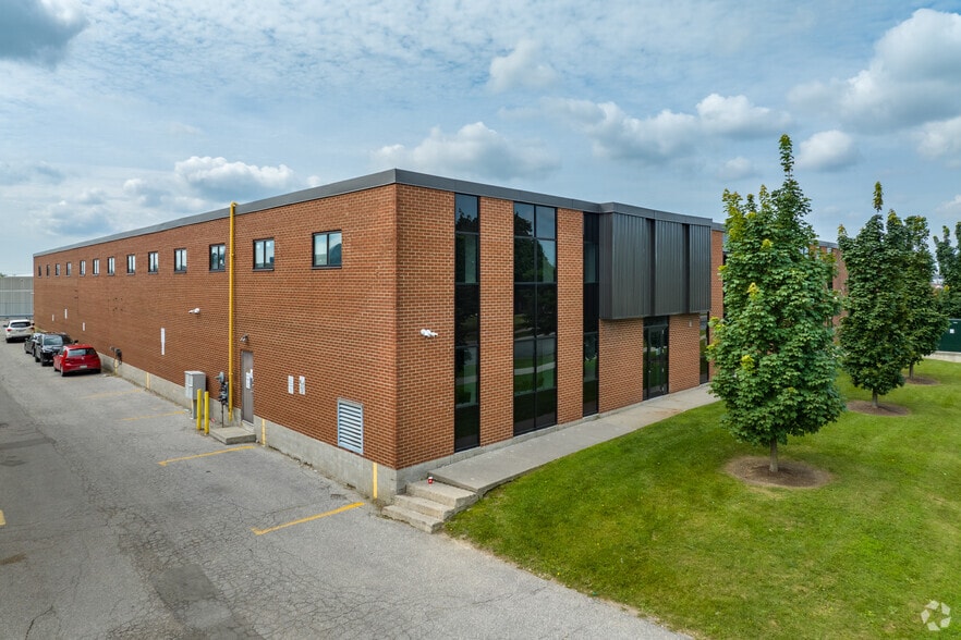 375-377 Canarctic Dr, Toronto, ON for lease - Building Photo - Image 2 of 4