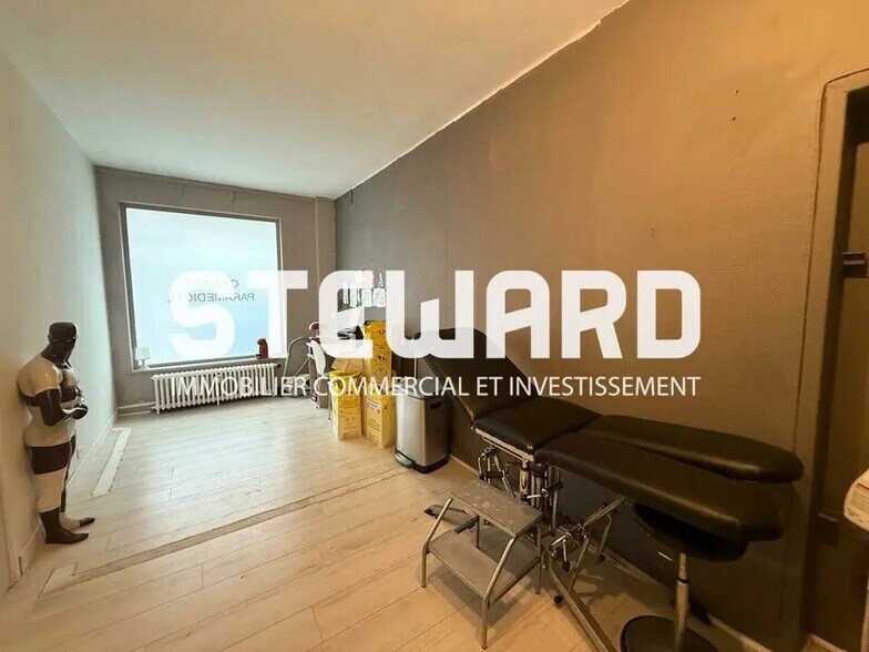 Retail in La Madeleine for lease - Building Photo - Image 3 of 11