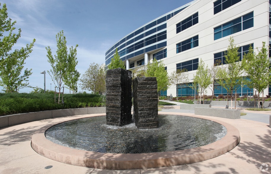 925 Highland Pointe Dr, Roseville, CA for lease - Building Photo - Image 2 of 4