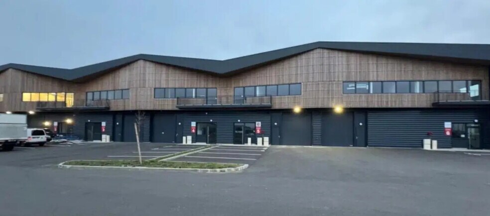 Flex in Moissy-Cramayel for sale - Building Photo - Image 1 of 5