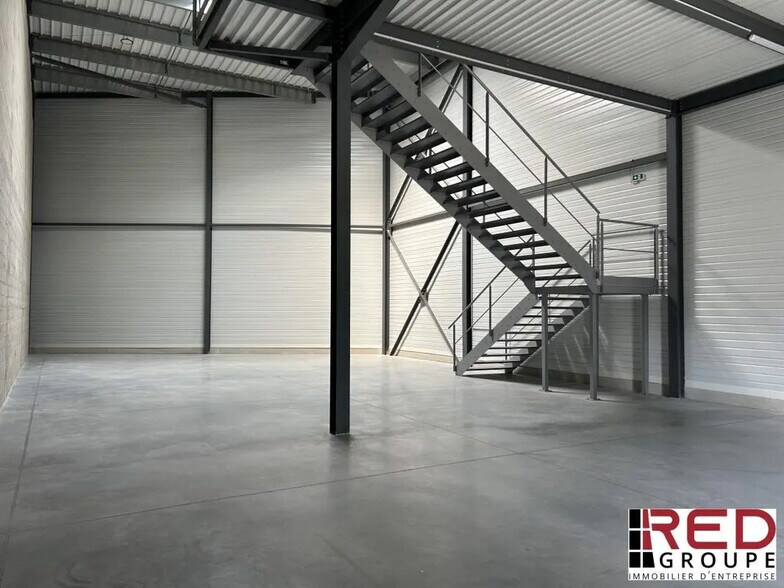 Industrial in Meyreuil for lease - Building Photo - Image 2 of 6