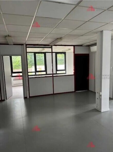 Office in École-Valentin for lease - Interior Photo - Image 3 of 7