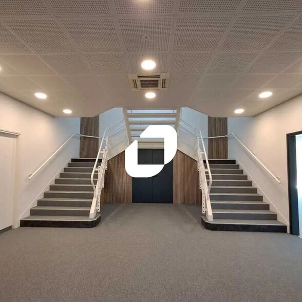 Office in Guyancourt for lease - Building Photo - Image 3 of 15