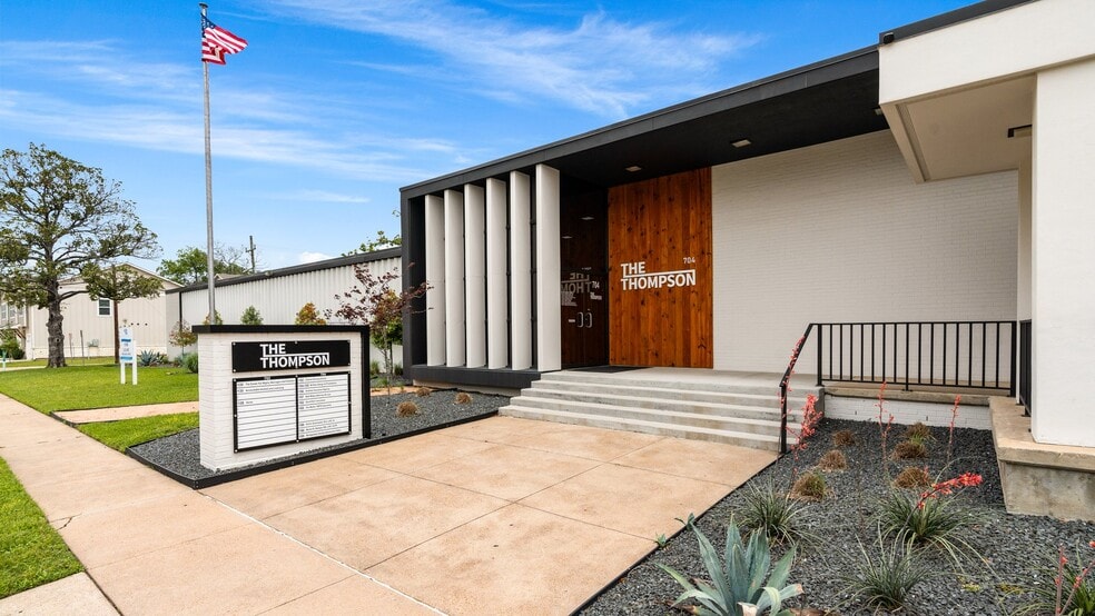 702 N Thompson St, Conroe, TX for lease - Building Photo - Image 1 of 26