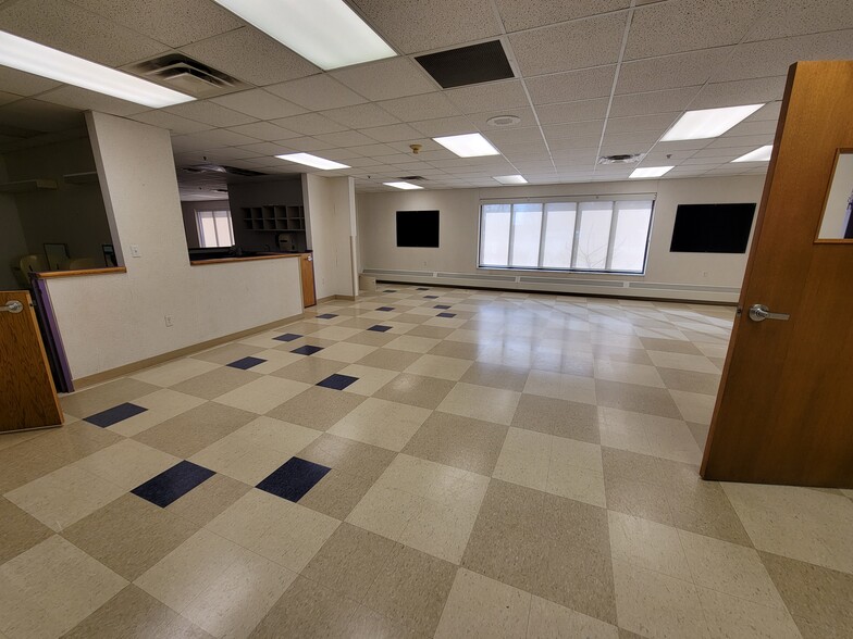 4800 N 4th Ave, Sioux Falls, SD for lease - Interior Photo - Image 2 of 4