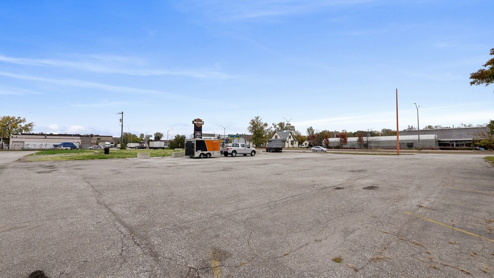 2139 Huron Church Rd, Windsor, ON N9C 2L8