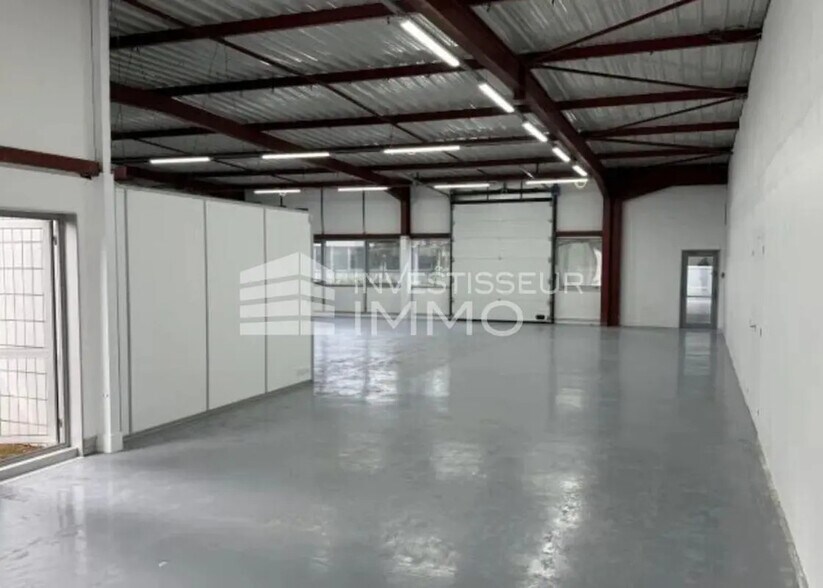Flex in Villebon-sur-Yvette for lease - Interior Photo - Image 3 of 3