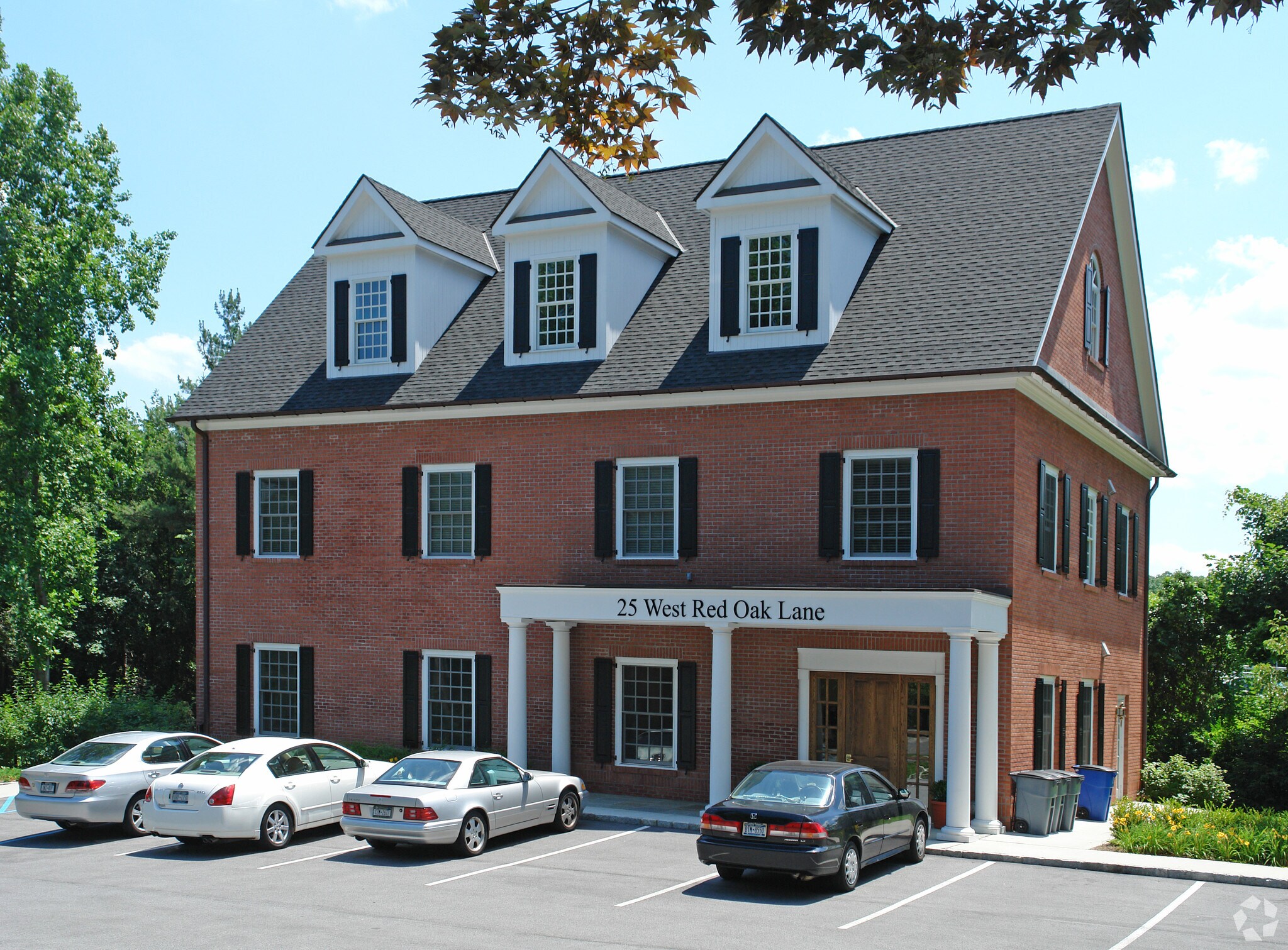 25 W Red Oak Ln, White Plains, NY for sale Primary Photo- Image 1 of 1